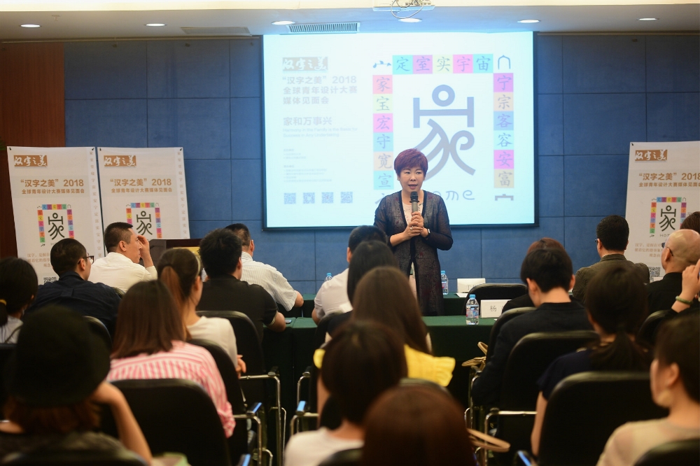 于丹教授答记者问.jpg 于丹教授答记者问.jpg