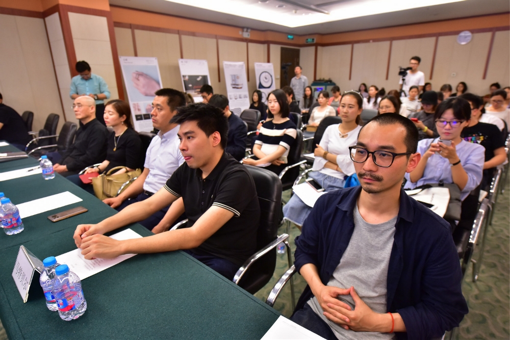 众多媒体与参赛设计师参加见面会.jpg 众多媒体与参赛设计师参加见面会.jpg