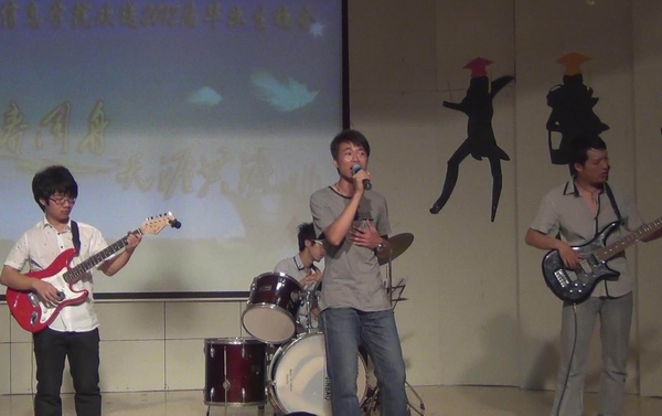 段卫国同学与silence乐队合作的开场曲《老男孩》