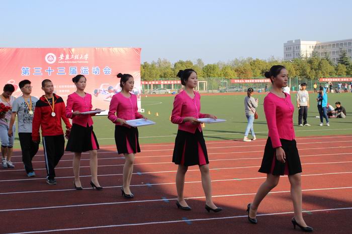 端庄靓丽的礼仪人员