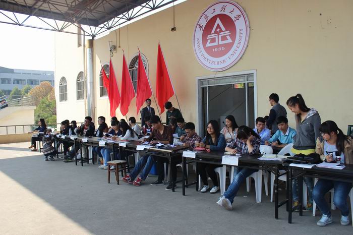 各路记者在准备报道稿