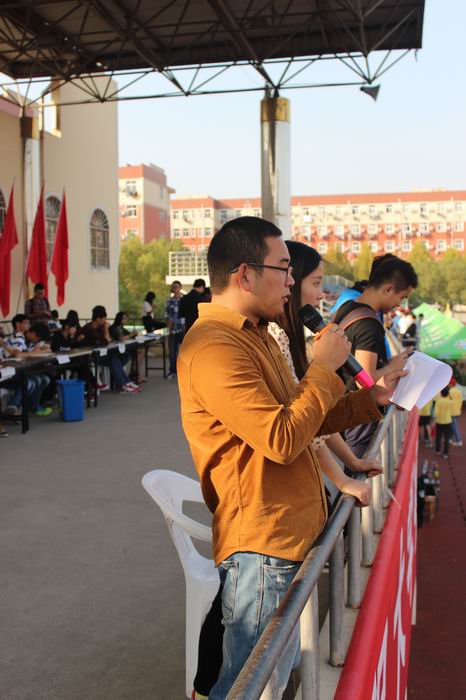 播音员认真播报