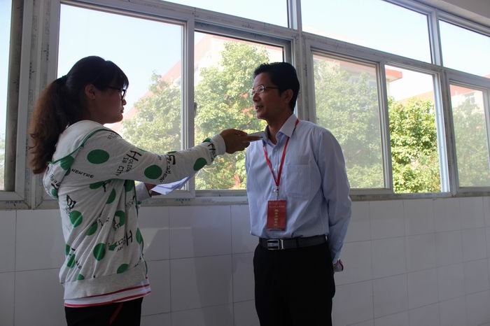 校运动会的组织工作的负责人文才新书记接受采访