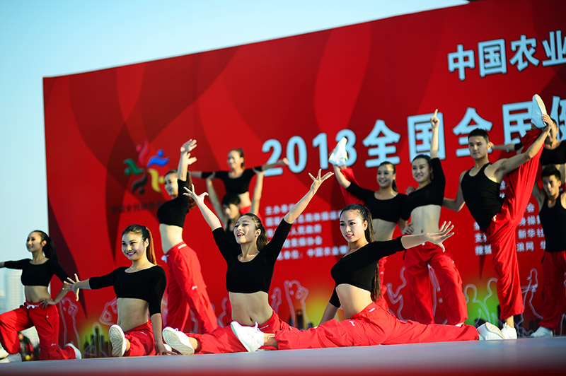 大赛官网刊登的RayBetApp官网下载健美操队照片1