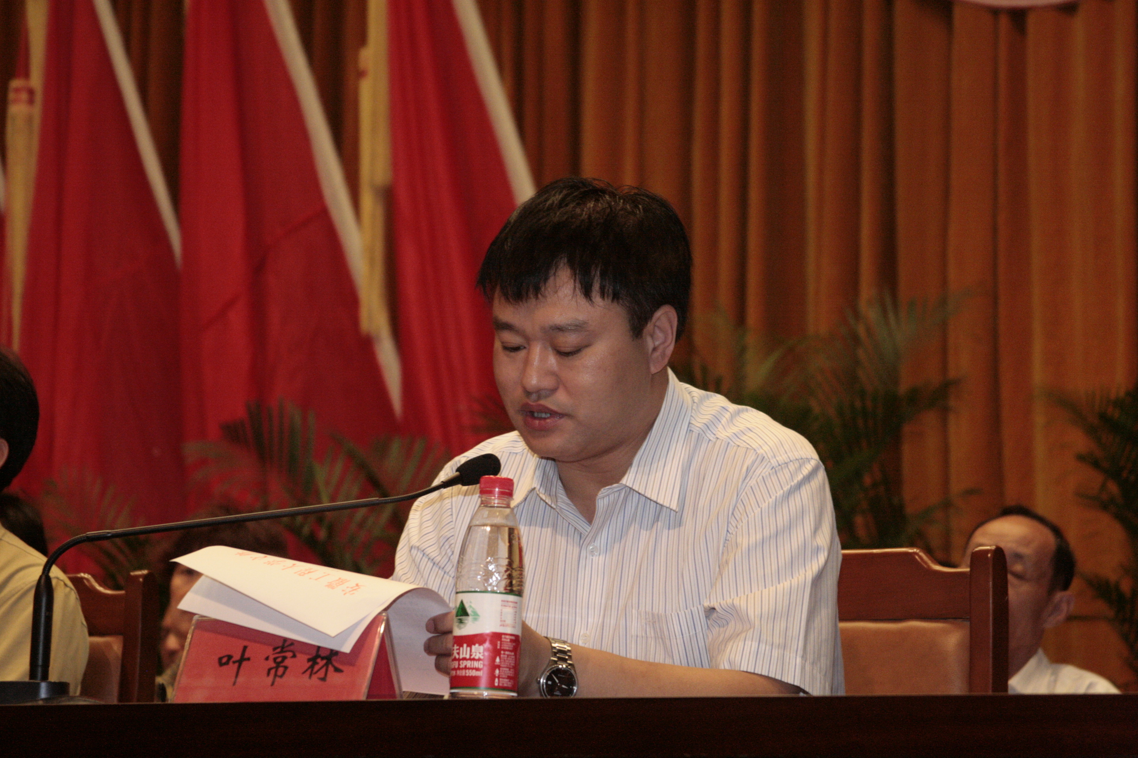 副校长叶常林宣读授予2012届毕业生学士学位的决定