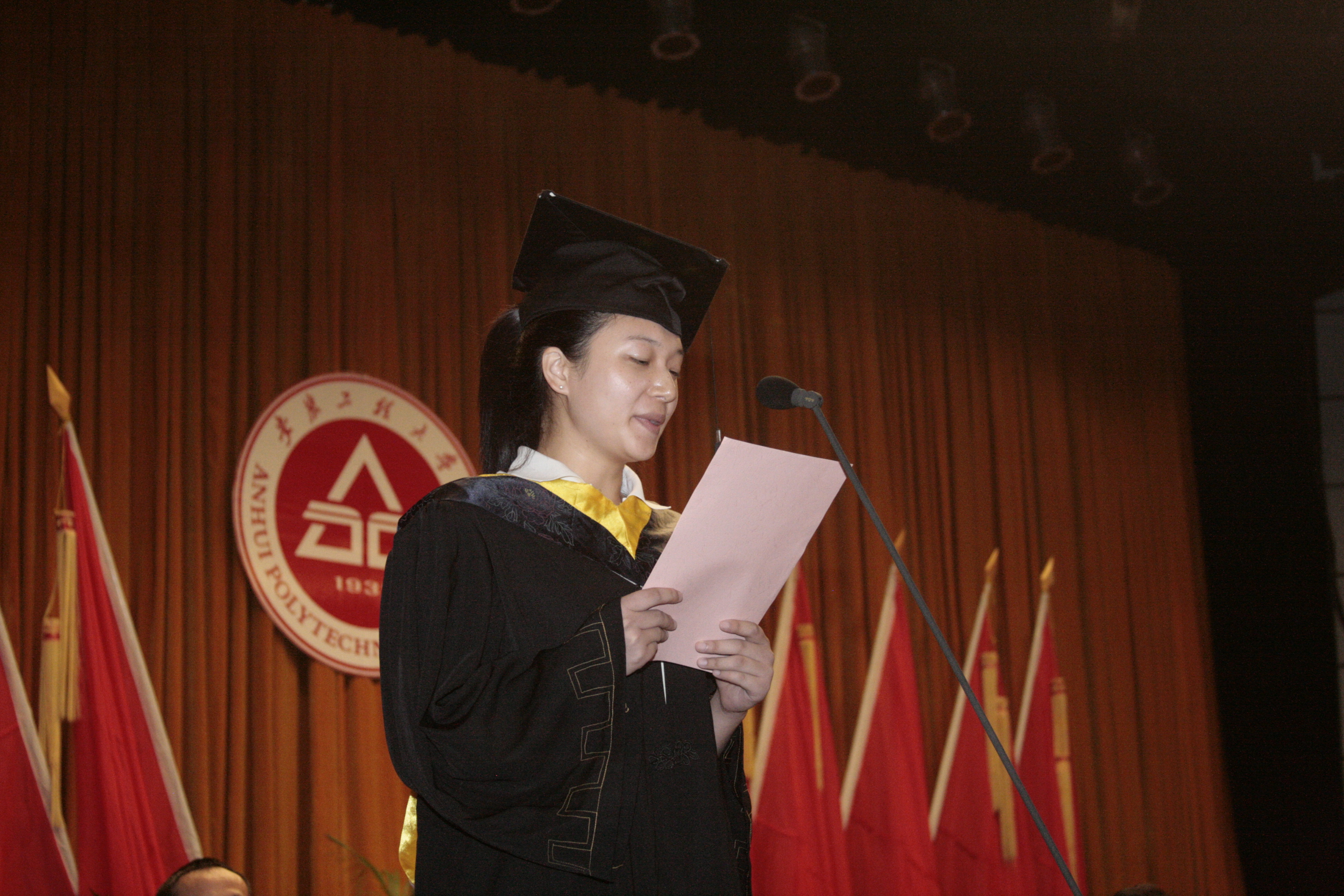 毕业生代表李静静同学发言