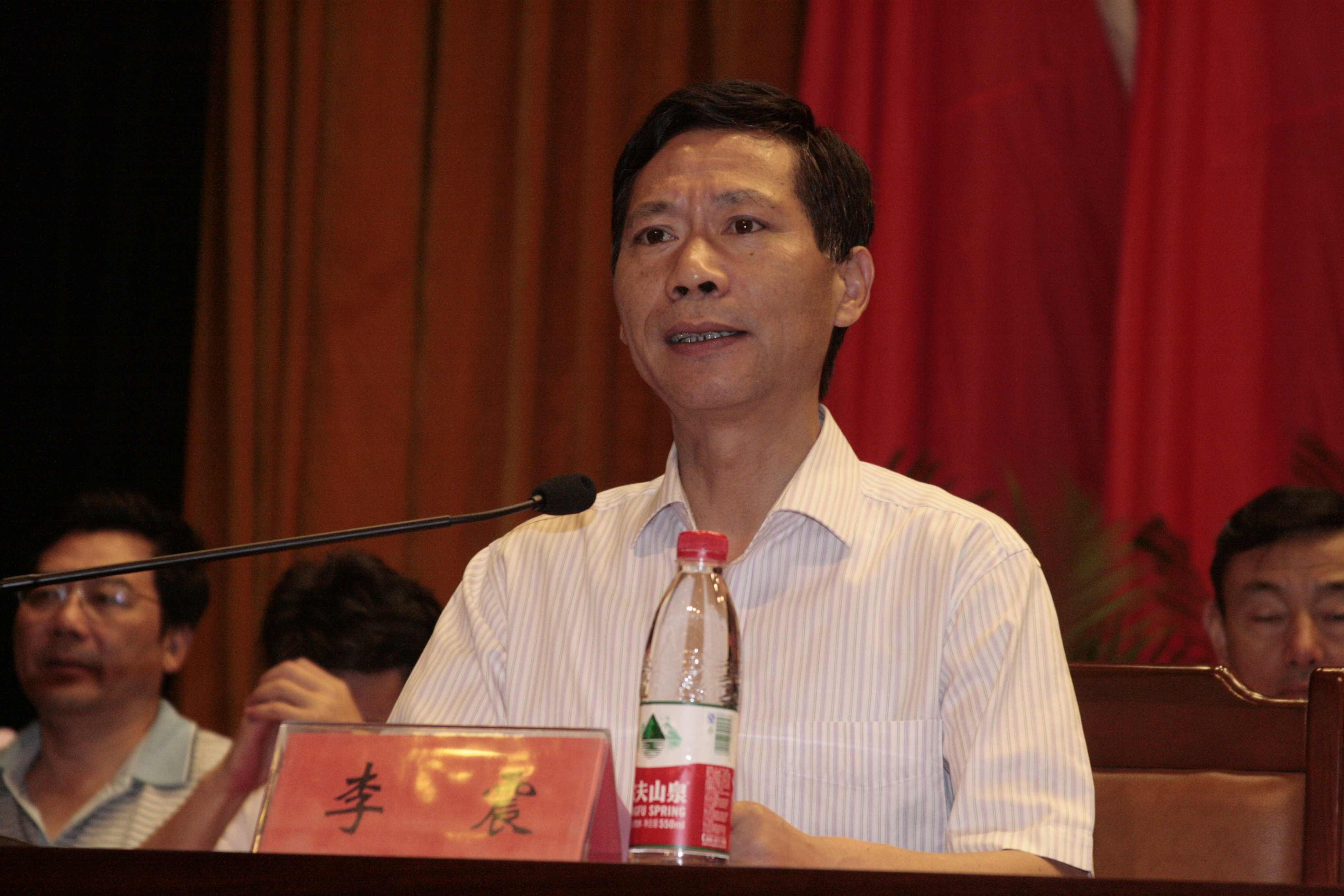 副校长李震主持典礼并宣读优秀毕业生和品学兼优毕业生的表彰决定