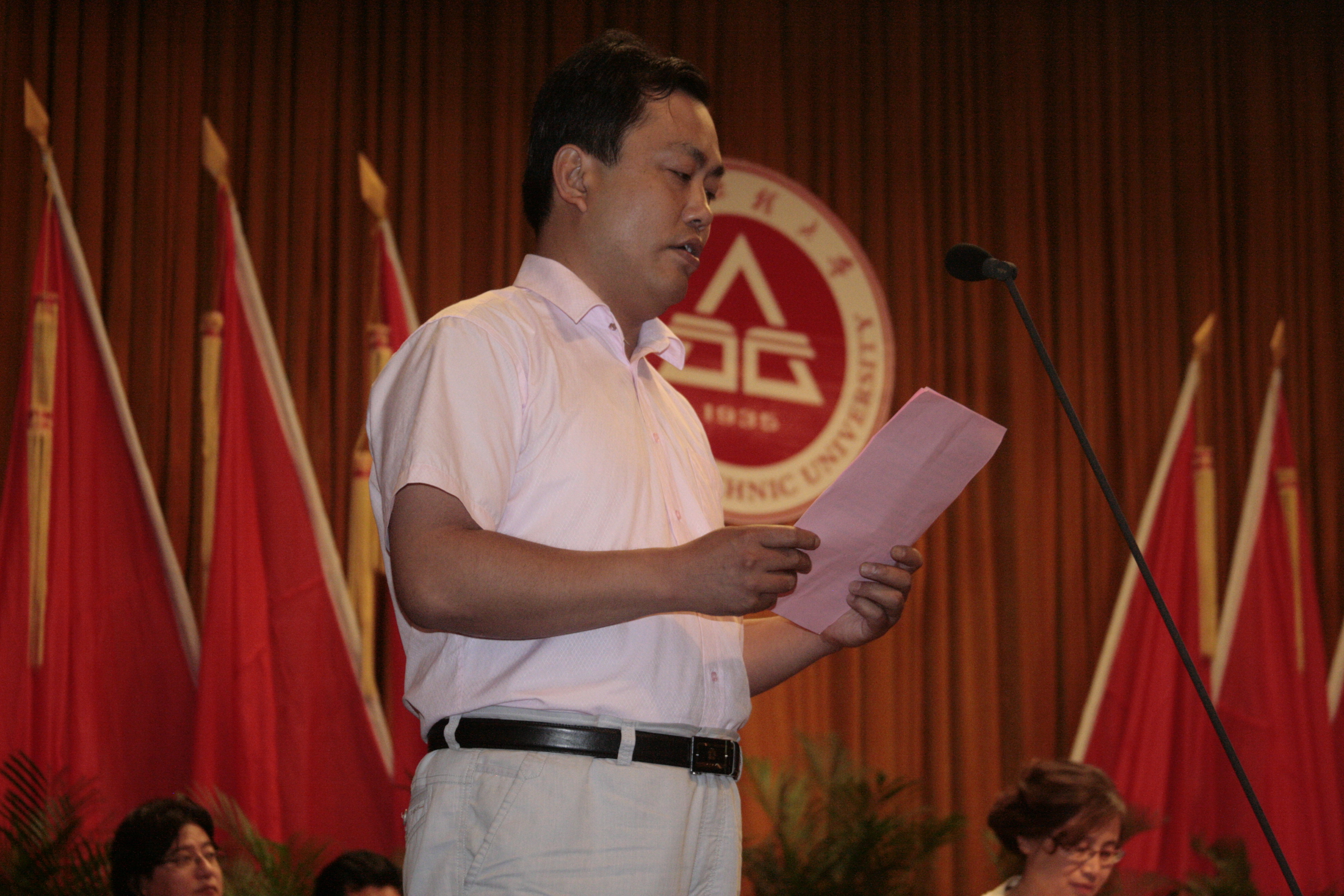 教师代表何朝林教授发言