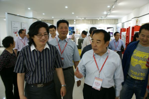 代表们参观艺术学院