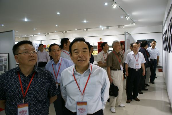 代表们参观艺术学院