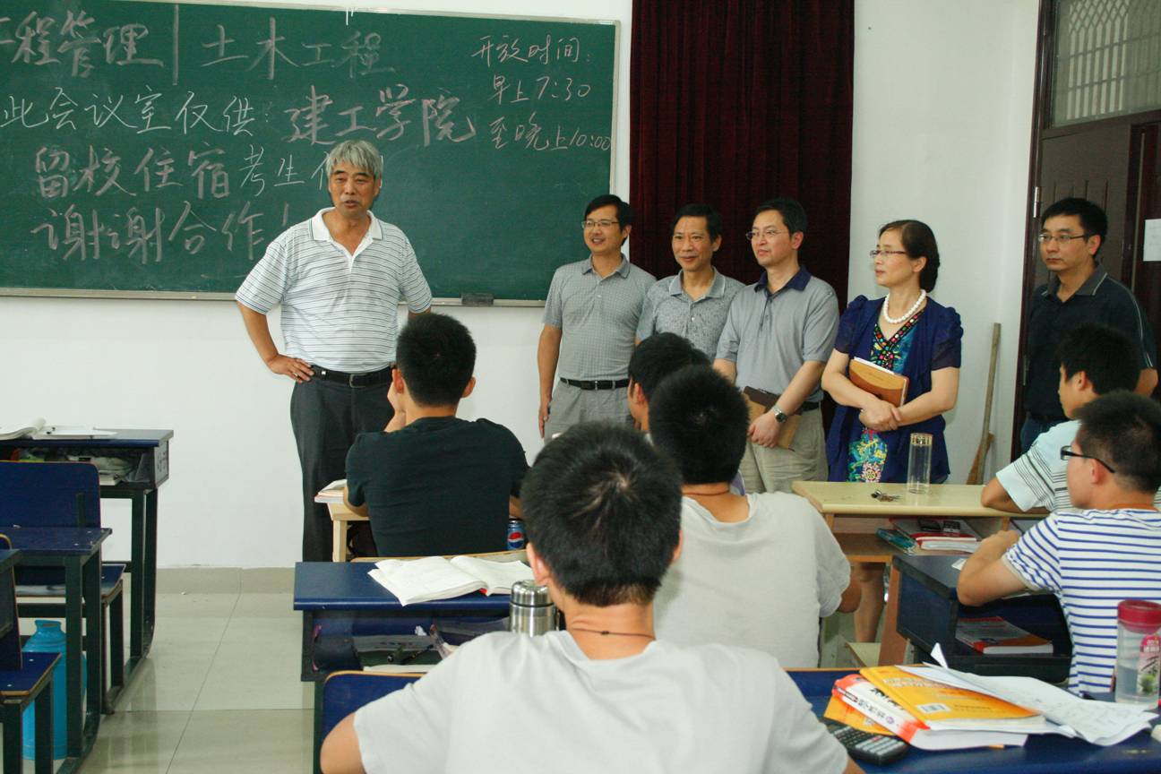 校党委书记陈其工一行走访慰问暑期工作学习的师生