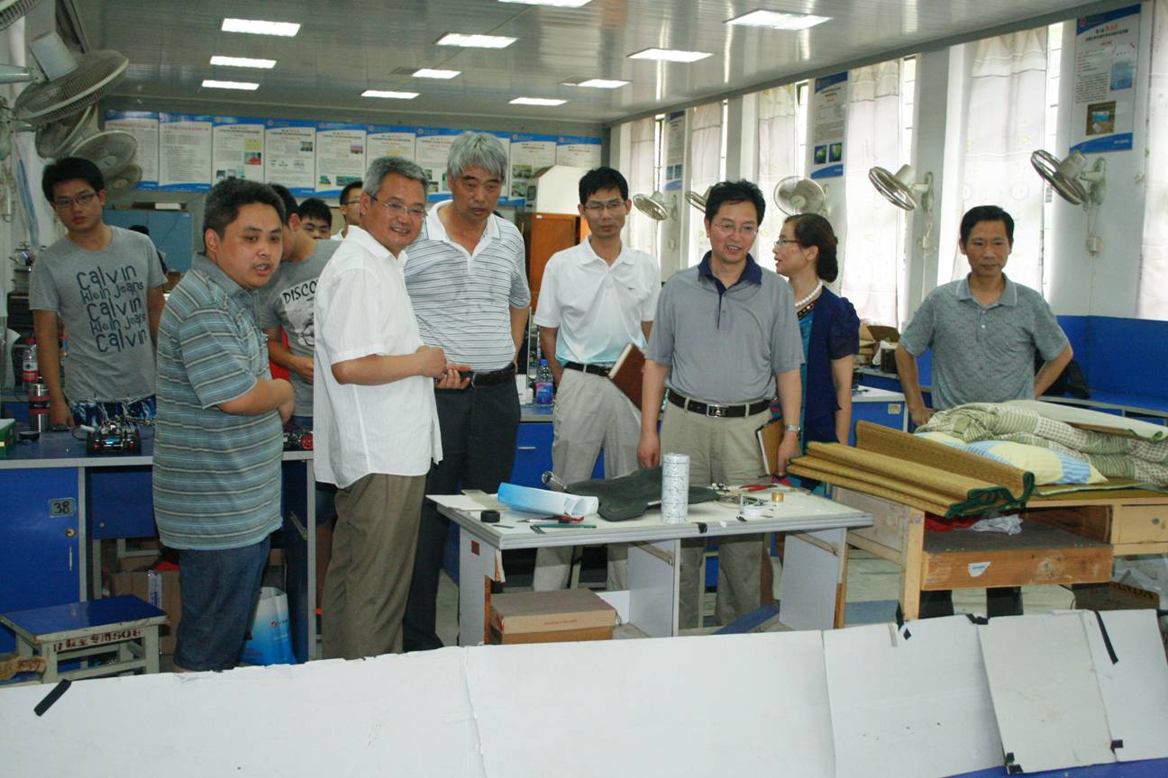 校党委书记陈其工一行走访慰问暑期工作学习的师生