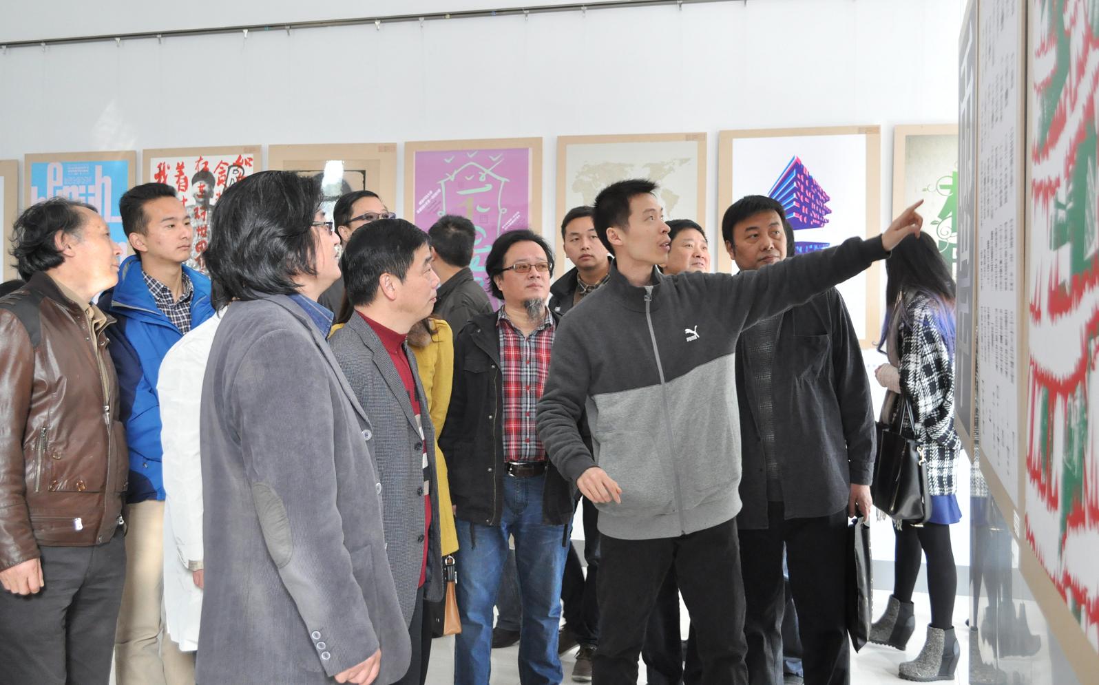 “字·汇”中方总策展人许力先生向嘉宾介绍展出作品