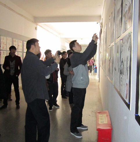 与“字汇”展配套展出的由我院王军老师指导的素描、色彩基础课程教学成果，引起了北京两位专家极大的兴趣，并给予了高度的评价。