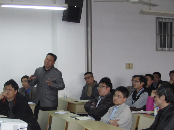 报告会现场讨论交流