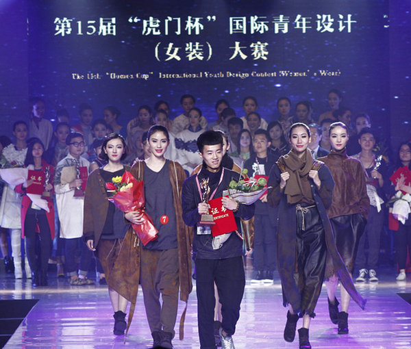 蔡岱峰及其获奖作品《岁月无痕》