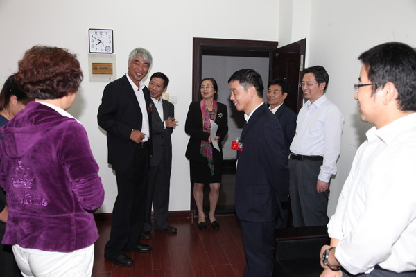 校领导看望纺织服装学院代表团