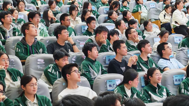 携手百年名校  共育时代英才 外国语学院联合计算机学院赴蚌埠二中开展科普讲座暨课程...