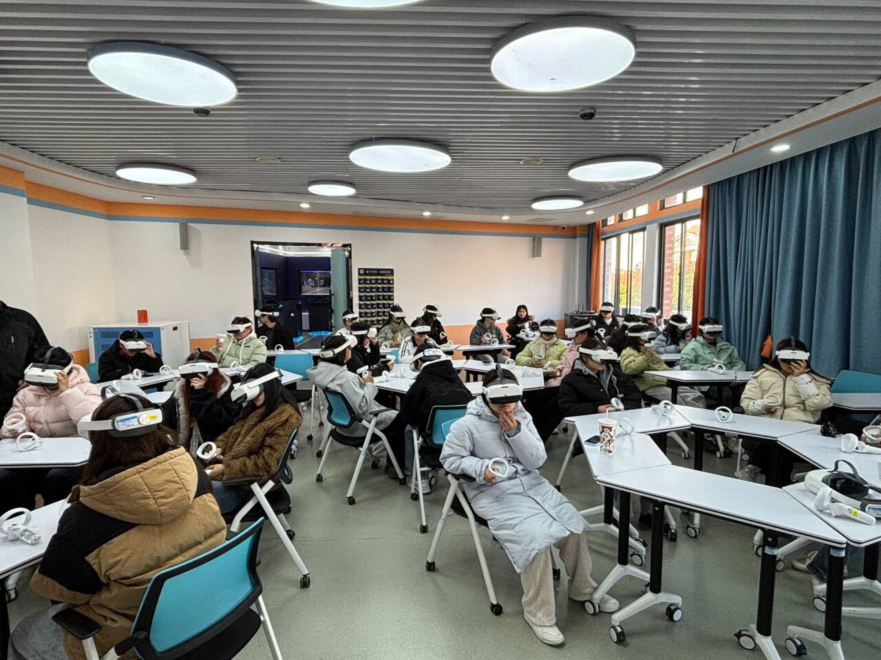 【科创文化月】外国语学院近400学子探秘VR实验室   体验沉浸式语...