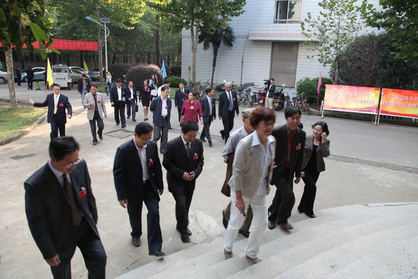 代表们步入会场