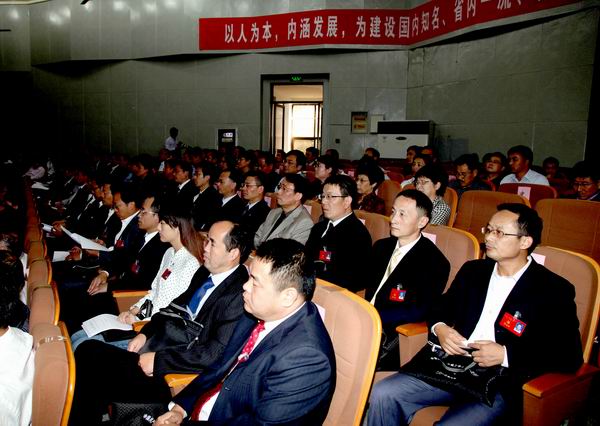 代表们认真聆听两委工作报告