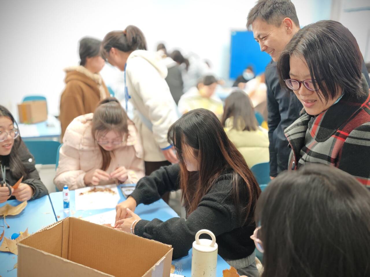 落叶寄情 巧手塑冬韵：外国语学院开展“创意手作”美育与劳动活...