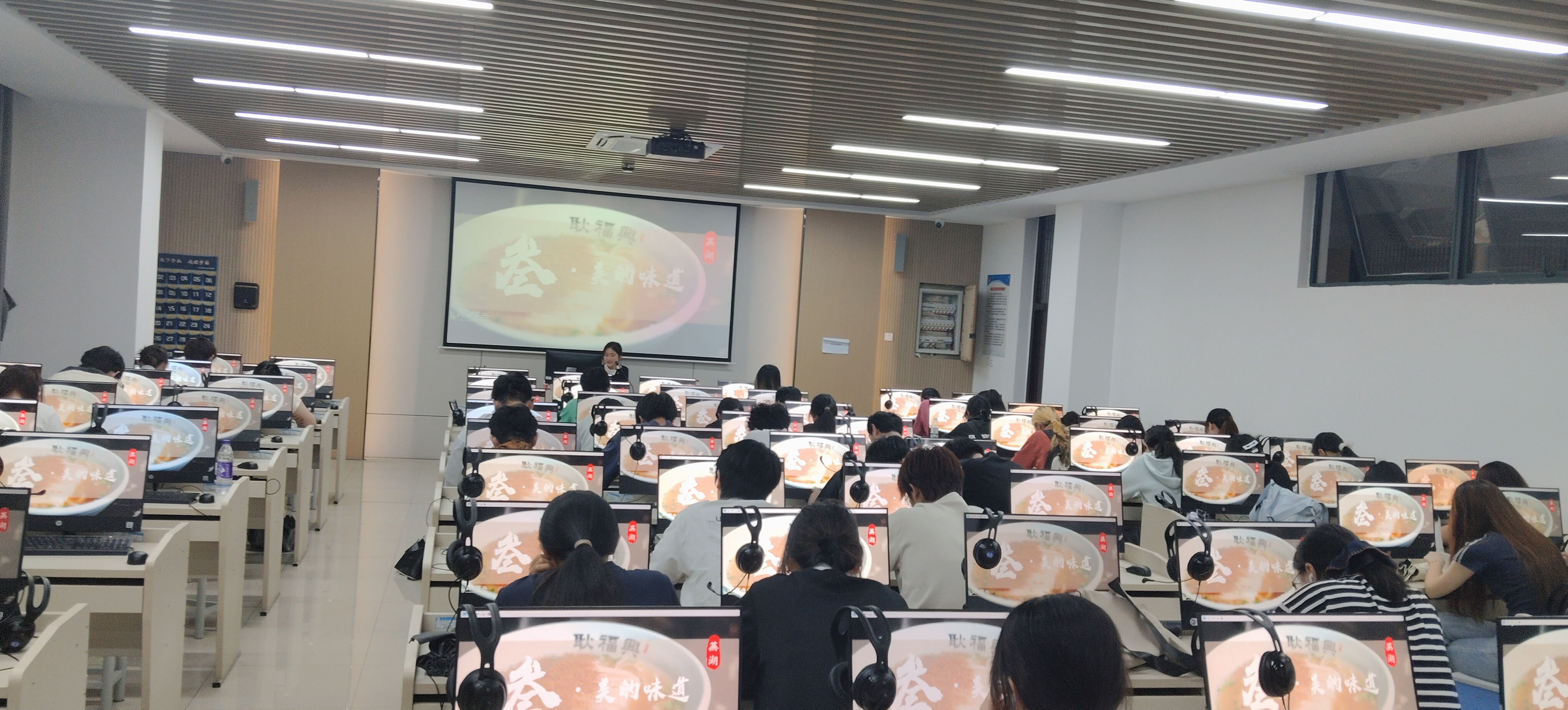 榜样引航润学子 社区文化启新程 ——外国语学院举办优秀校友专题讲...