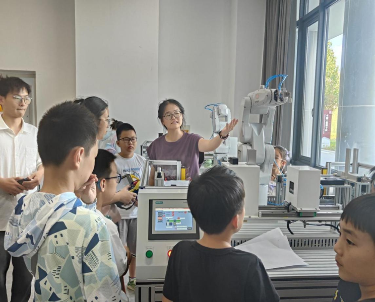 我校与万春社区共建活动被评为“...