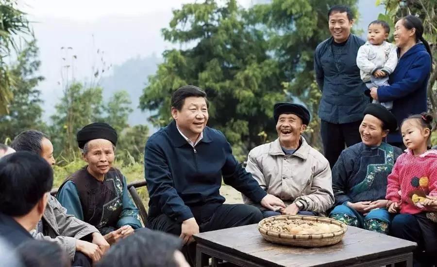 2013年11月3日,习近平在湖南十八洞村同村干部和村民座谈,提出精准扶贫这一理念。
